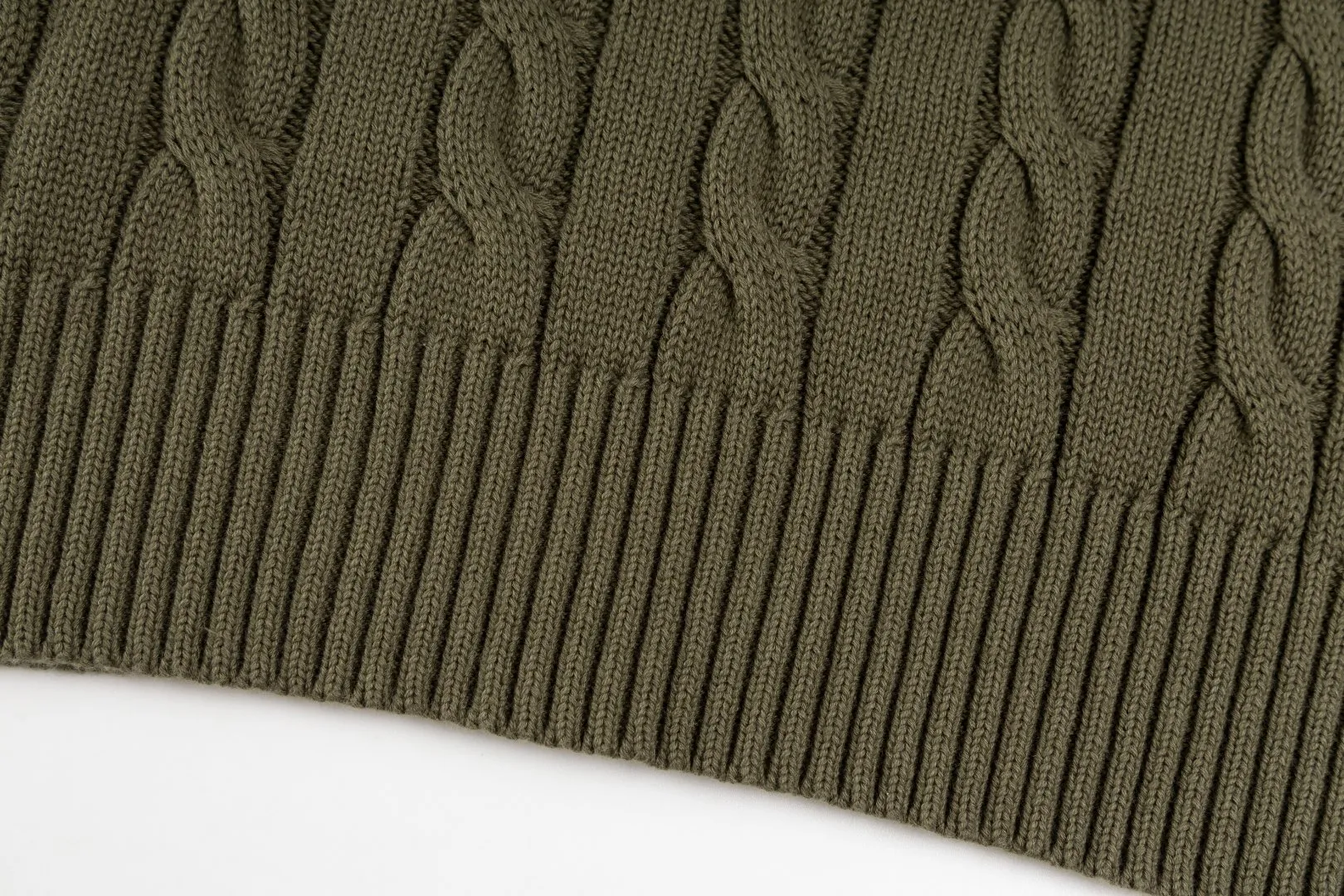 P236 #R92 RALPH LAUREN Ralph Lauren fifteen colors classic small label embroidery logo turtleneck pullover half-zip knitted cable sweater with high-density LOGO embroidery on the chest and original customized tag accessories. Made of pure cotton yarn, pure cotton is skin-friendly and comfortable, small label war horse embroidered twist turtleneck sweater 🐎 high quality, follow the blogger to learn how to wear it! Let’s buy a Ralph Lauren cable sweater. It’s a super hard-to-find series after it became popular. It’s hard to find one on the official website. It’s simple and practical to wear, with a lazy and loose feel. The thickened fabric has more texture, feels soft and delicate, and has a loose fit. Whether worn alone or layered, you can wear different styles of fashion with just one piece!   Size：XS S M L